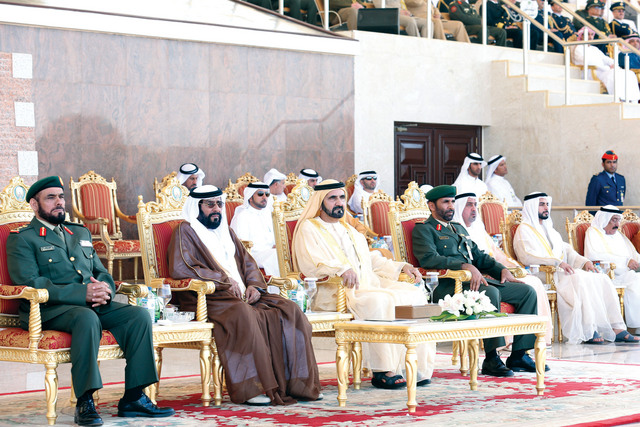 "محمد بن راشد لدى حضوره العرض العسكري بحضور طحنون بن محمد وسلطان بن خليفة وزايد بن سلطان وعبيد الكعبي وسالم الكعبي ومحمد النابودة وسلطان السبوسي وعدد من كبار الضباط والحضور"