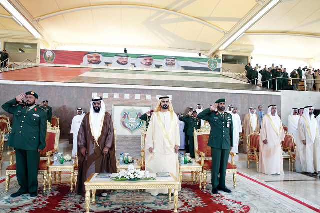 "محمد بن راشد خلال السلام الوطني بحضور طحنون بن محمد وسلطان بن خليفة وزايد بن سلطان وعبيد الكعبي ومصبح الفتان وسالم الكعبي ومحمد النابودة وسلطان السبوسي وعدد من كبار الضباط"