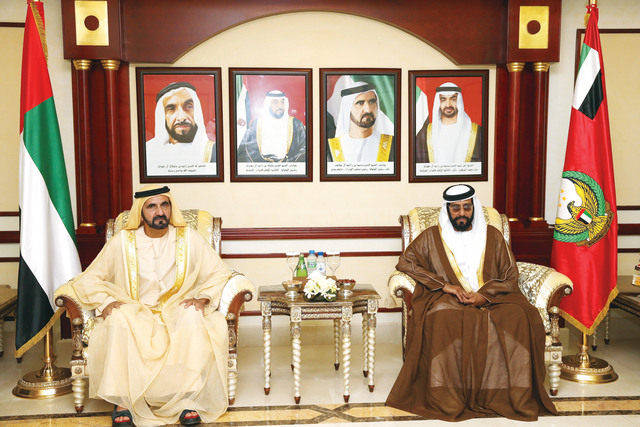"محمد بن راشد بحضور طحنون بن محمد لدى استقباله كبار القادة العسكريين العرب والأجانب ضيوف الحفل \t\t\t تصوير - سيف محمد"