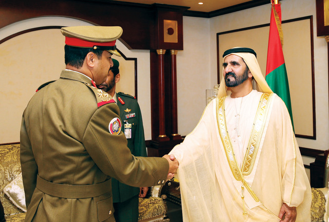 "محمد بن راشد يصافح كبار القادة العسكريين العرب ضيوف حفل التخريج"