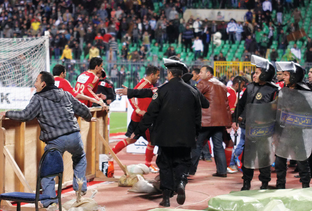 "جانب من شغب الملاعب - البيان"
