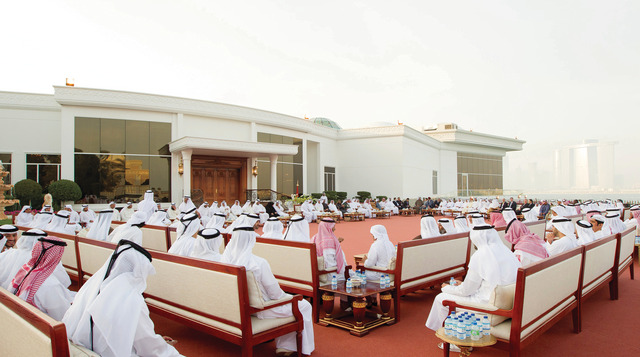 "محمد بن زايد لدى استقباله علي الراشد والوفد المرافق بحضور محمد المر وعدد من أعضاء المجلس الوطني والمسؤولين\tوام"