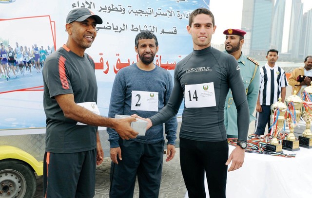 "عبيد الكتبي يتوج الفائزين\t\t من المصدر"