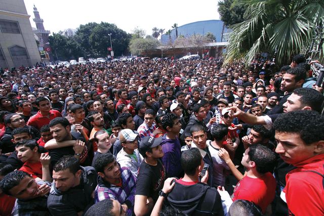 "جماهير الألتراس الاهلي أمام مدخل النادي\tالبيان"