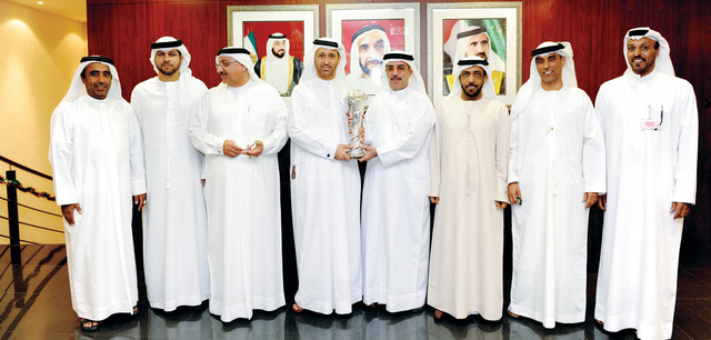 "السركال وسفير الإمارات بالبحرين مع أعضاء الاتحاد خلال الاستقبال\tمن المصدر"