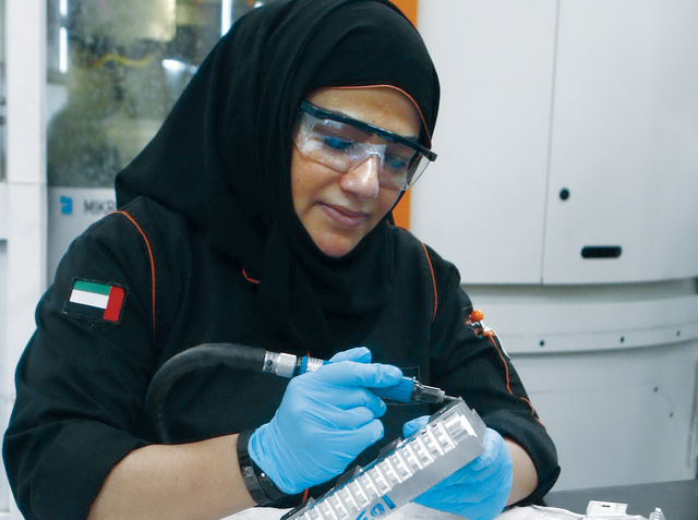 "دور مهم للمواطنات في العملية التصنيعية بالمجمع"