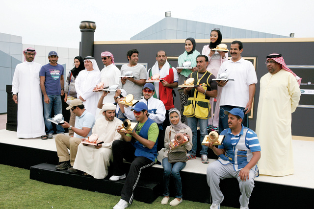 "المتوجون في صورة جماعية بحضور أحمد بن محمد بن حشر وإبراهيم عبد الملك والدوسري تصوير: وليد قدورة"