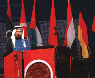 "سلطان القاسمي خلال إلقاء كلمته"