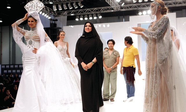 "منى المنصوري تتوسط مجموعتها\t\tتصوير إريك أرازاس"