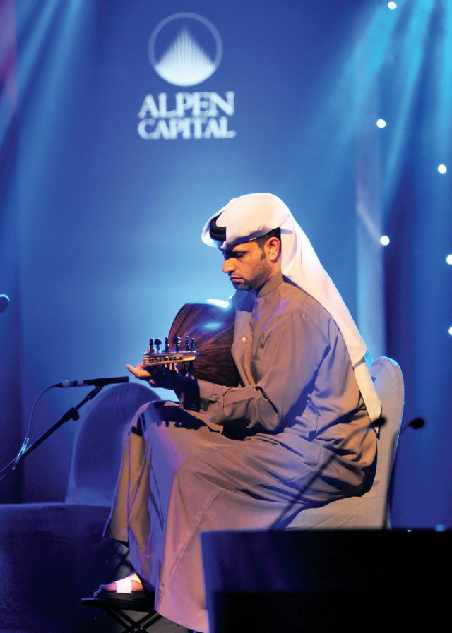 "الفنان الإماراتي فيصل الساري يعزف على العود"