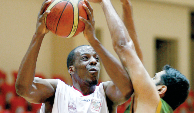 "من مباراة الشباب والشارقة\t\tتصوير: خالد نوفل"