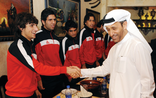 "السركال يصافح لاعبي المنتخب العراقي\tمن المصدر"