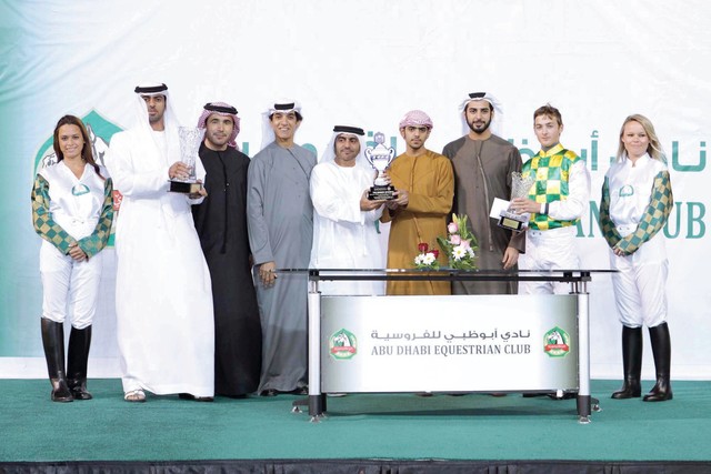 "زايد وخليفة بن سلطان بن خليفة يتوجان بطل الكأس"