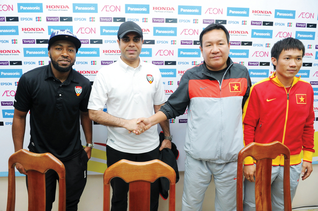 "مهدي علي وإسماعيل مطر ومدرب فيتنام وقائد فريقه خلال المؤتمر الصحفي"