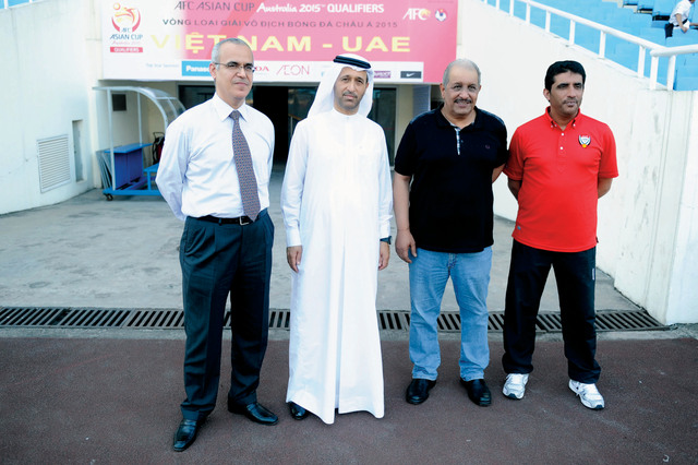 "المعلا وعبيد والشامسي ومترف أثناء متابعة التدريب"