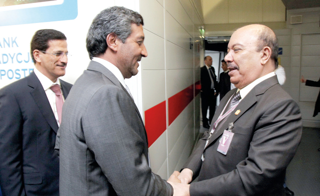 "سفير الدولة لدى بولندا مرحباً بأحمد بن سعيد عقب وصول الرحلة"
