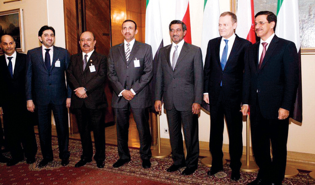 "وفد الامارات برئاسة احمد بن سعيد مع رئيس الوزراء البولندي رئيس وزراء بولندا خلال الترحيب بالوفد \tمن المصدر"