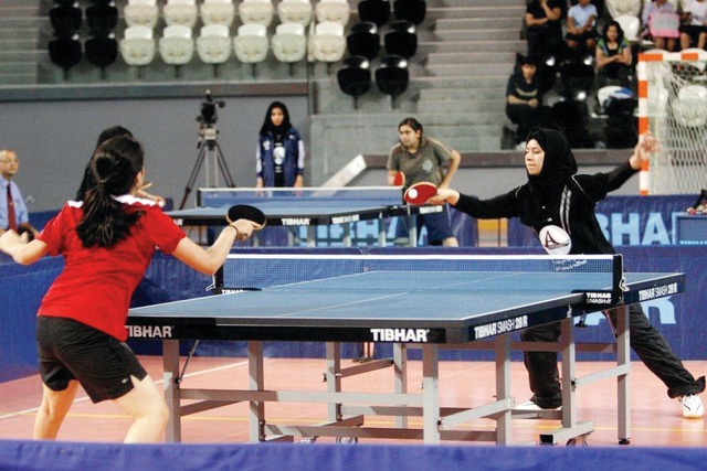 "كرة طاولة الفتيات إحدى المنافسات الرياضية في الدورة \t أرشيفية"