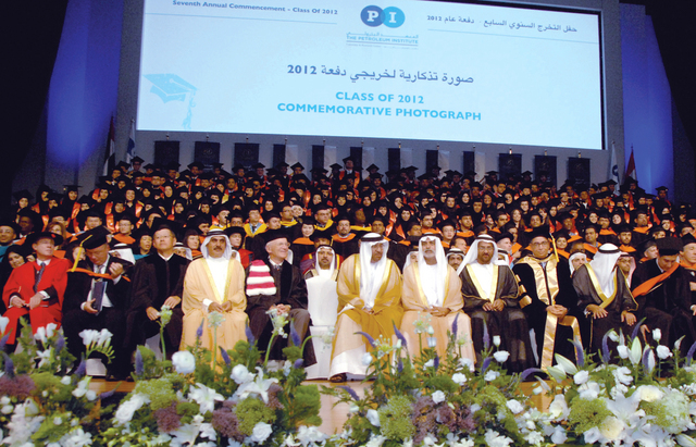 "نهيان يتوسط الخريجين"