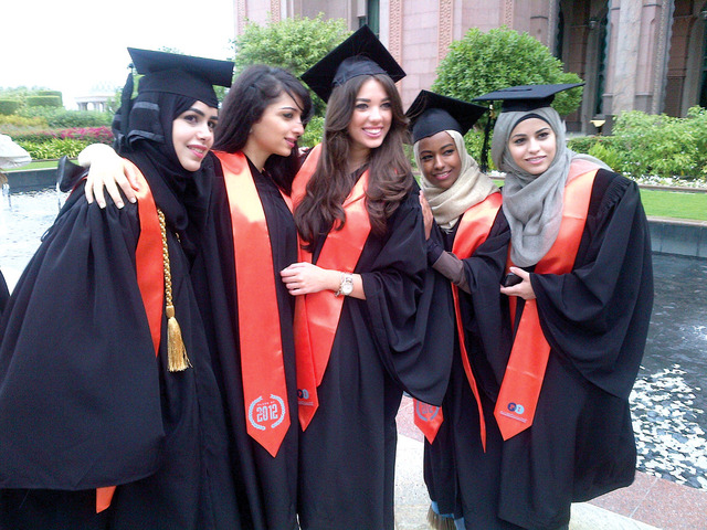 "مجموعة من الخريجات"