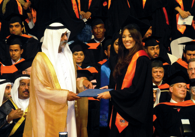 "نهيان بن مبارك يسلم ميرة بسام بلقيس شهادة التخرج"