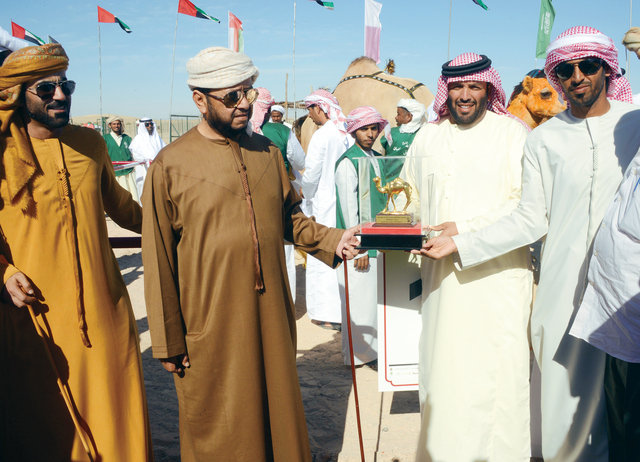 "ويسلم الفائز الأول في شوط الشيوخ جائزته \tمن المصدر"
