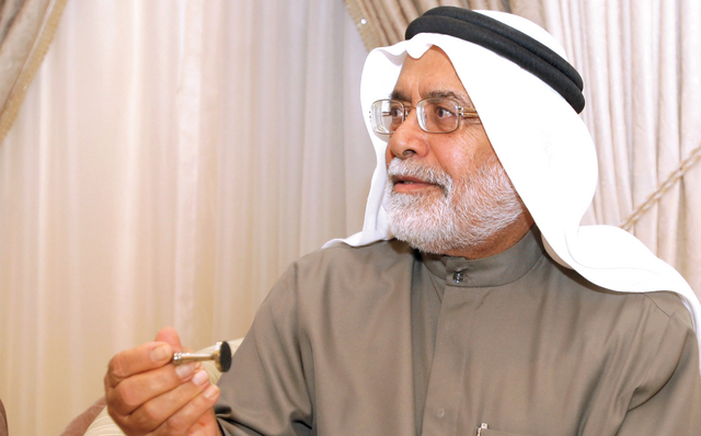 "اول رئيس مجلس ادارة لنادي عجمان يحمل بيده ختم نادي الناصر تصوير - يونس يونس"