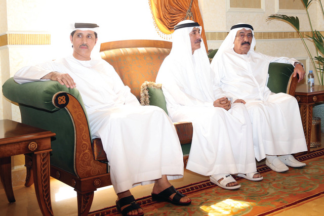 "جمعة النابودة وبعض المعزين خلال تقديم واجب العزاء"