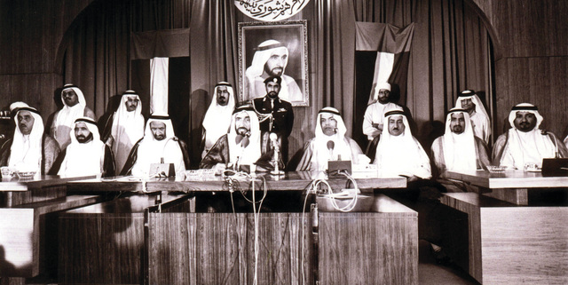"الشيخ زايد بن سلطان خلال افتتاح دور الانعقاد العادي الثاني في الفصل التشريعي الثالث بحضور الشيخ راشد بن سعيد وأعضاء المجلس الأعلى وتريم عمران\tوام"