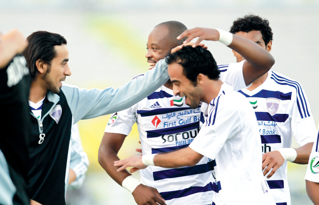 "فرحة  نجوم العين بهدف الفوز للوهيبي  \t\t تصوير - سالم خميس"