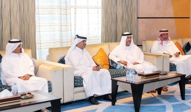 "سلطان بن حمدان وحمد بن جاسم خلال زيارتهما لنادي دبي لسباقات الهجن"