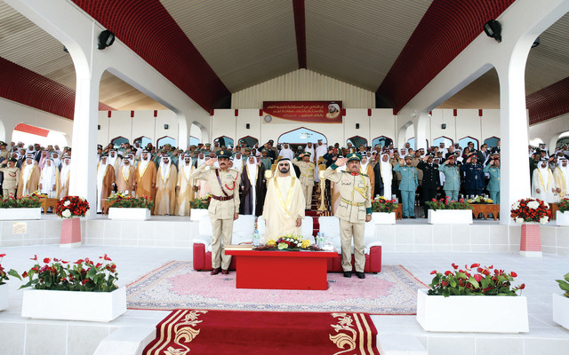 "محمد بن راشد خلال حضور حفل التخريج بحضور سعود المعلا \t\t\t تصوير: محمد هشام"