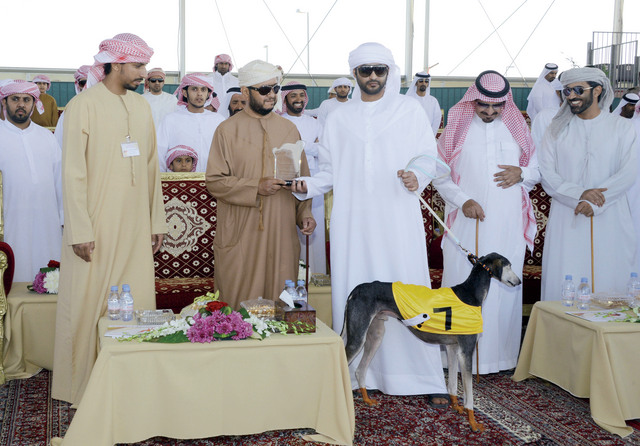 "سلطان بن زايد يتوج الفائزين في سباق السلوقي"