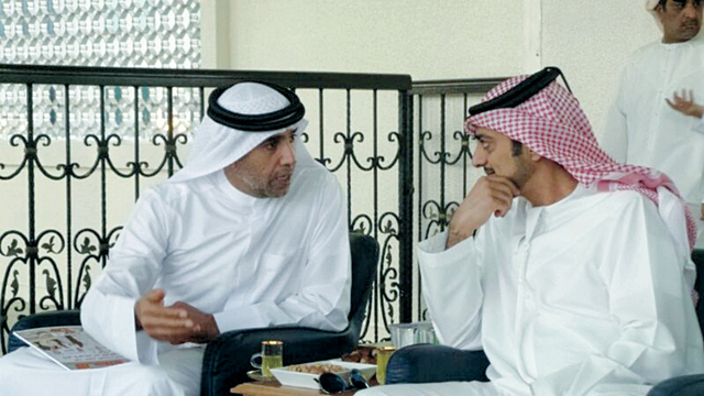 "عمار النعيمي خلال متابعته السباق"