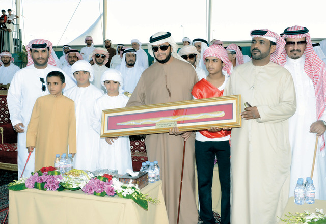 "سلطان بن زايد يكرم الفائزين في ختام المهرجان\tمن المصدر"