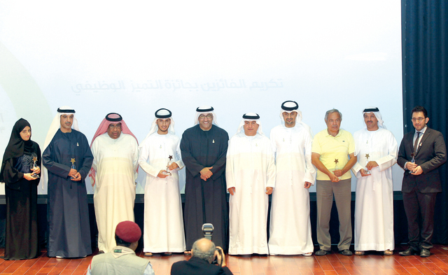"العويس وعبدالملك والدوسري والمدفع يتوسطون الفائزين \tتصوير ـ موهان"