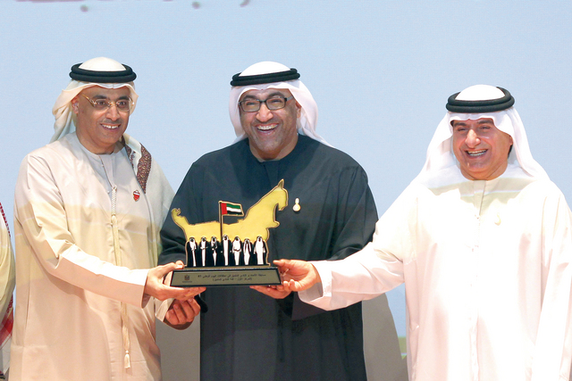 "العويس يسلم حماد جائزة النادي الأفضل للأهلي بحضور عبدالملك"