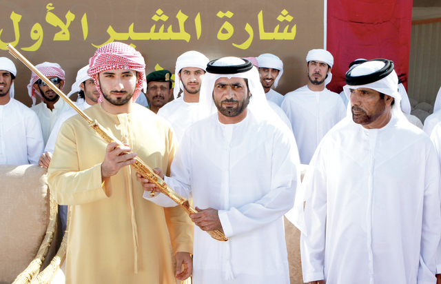 ".. ويسلم البندقية للفائز بشوط الجعدان"