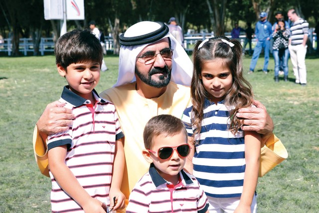 "محمد بن راشد مع محمد وحمدان وفاطمة أنجال منصور بن زايد تصوير ـ خليفة اليوسف"