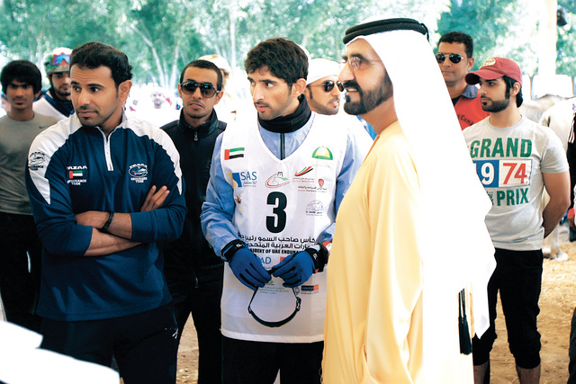 "محمد بن راشد خلال متابعته السباق بحضور حمدان بن محمد\tتصوير - خليفة اليوسيف - مجدي اسكندر"
