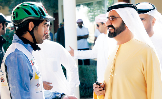 "محمد بن راشد في حديث باسم مع حمدان بن محمد \tتصوير ـ مجدي إسكندر"