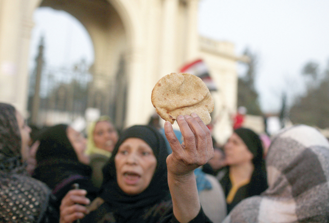 "تظاهرات منددة بسياسات الإخوان الاقتصادية التي أدت إلى ترنح الاقتصاد \t\t\t\tرويترز"