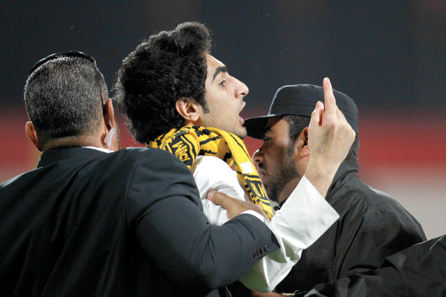 "أحد المشجعين قبل أن تسيطر عليه الشرطة\t تصوير سالم خميس"