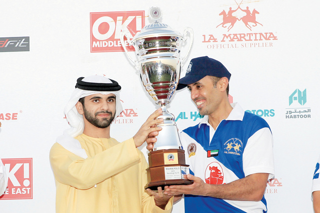 "منصور بن محمد يسلم كأس البطولة إلى محمد الحبتور تصوير:عماد علاءالدين"