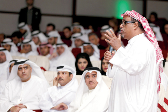"ضاحي خلفان خلال مداخلته في الملتقى"