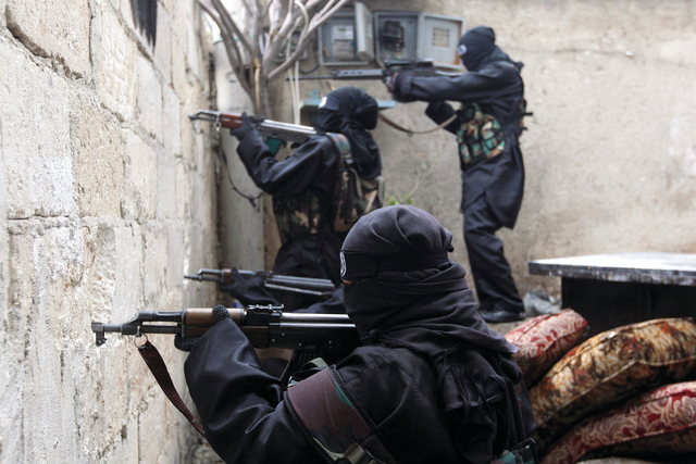 "مجموعة من النساء يتدربن على السلاح في حي الشيخ سعيد بمدينة حلب  \t  رويترز"