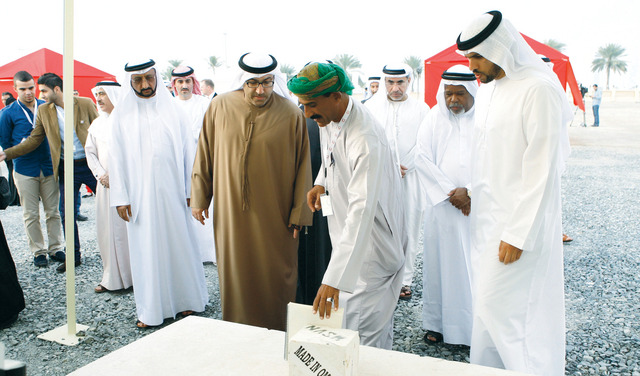 "العويس يستمع إلى شرح النحات العماني البلوشي\t\t تصوير: عبدالحنان مصطفى"