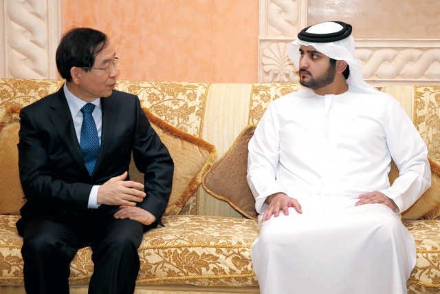 "مكتوم بن محمد خلال استقبال بارك وون سون"