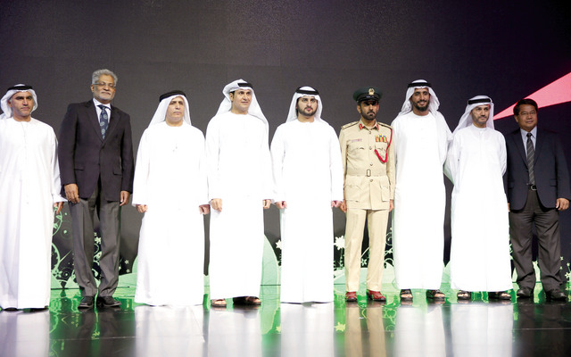 "مكتوم بن محمد في لقطة تذكارية مع عدد من الفائزين"