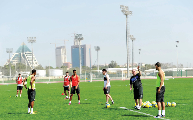 "ريدرنغ الملقب بـ«رويلز» يتدرب على ملعب الوصل في زعبيل \tمن المصدر"